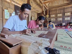 Guratan Kreatif Pemuda Kulon Progo Abadikan 30 Dewa Pawukon di Daun Lontar