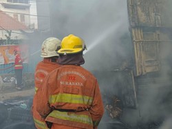 Truk Muat Obat-obatan hingga Bahan Kimia Terbakar di Surabaya