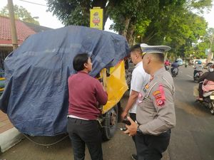 Hindari Kucing, Truk Sampah DLH Kota Bogor Tabrak 4 Kios hingga Rusak