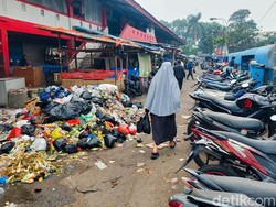 Jorok! Sampah Numpuk di Area Pasar Antri Timbulkan Bau Tak Sedap