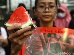 Aksi di Depan Kedubes AS Jakarta, Pendemo Bawa Semangka