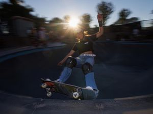 Aksi Puluhan Remaja Perempuan California di Atas Skateboard Aksi Puluhan Remaja Perempuan California di Atas Skateboard