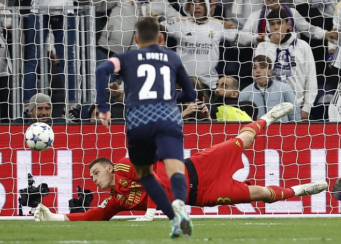 Soccer Football - Champions League - Group C - Real Madrid v S.C. Braga - Santiago Bernabeu, Madrid, Spain - November 8, 2023 S.C. Bragas Alvaro Djalo has his penalty saved by Real Madrids Andriy Lunin REUTERS/Juan Medina