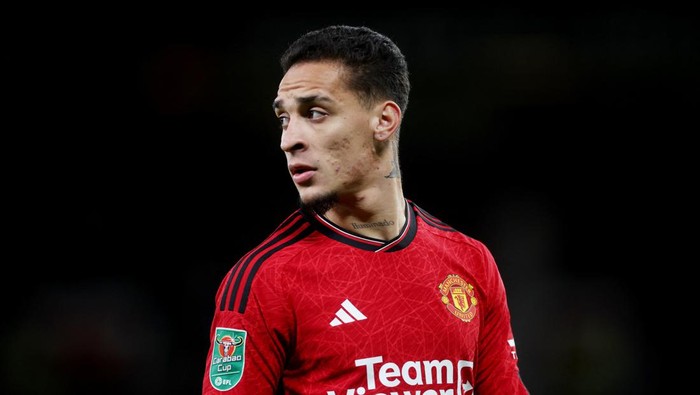 Soccer Football - Carabao Cup - Fourth Round - Manchester United v Newcastle United - Old Trafford, Manchester, Britain - November 1, 2023 Manchester Uniteds Antony during the match Action Images via Reuters/Lee Smith NO USE WITH UNAUTHORIZED AUDIO, VIDEO, DATA, FIXTURE LISTS, CLUB/LEAGUE LOGOS OR LIVE SERVICES. ONLINE IN-MATCH USE LIMITED TO 45 IMAGES, NO VIDEO EMULATION. NO USE IN BETTING, GAMES OR SINGLE CLUB/LEAGUE/PLAYER PUBLICATIONS.