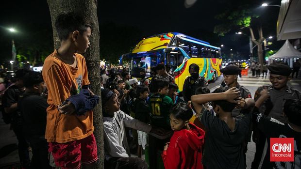 Sejumlah anak dan warga menanti keluarnya pemain timnas Indonesia U-17 usai sesi latihan di Stadion Gelora 10 November, Surabaya, Jawa Timur, Kamis (9/11/2023). (CNN Indonesia/Adi Ibrahim)