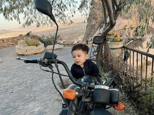 7 Gaya Stylish Baby Izz Anak Nikita Willy di Turki, Ganteng & Menggemaskan