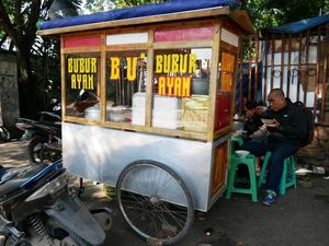 5 Bubur Ayam Kaki Lima Viral Ini Ada di Bogor hingga Bekasi 5 Bubur Ayam Kaki Lima Viral Ini Ada di Bogor hingga Bekasi