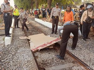 Buruh di Sidoarjo Tewas Tertabrak KA gegara Asyik Main HP Buruh di Sidoarjo Tewas Tertabrak KA gegara Asyik Main HP