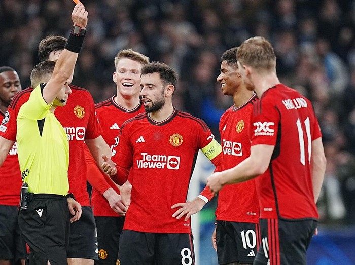 Manchester Uniteds Marcus Rashford, second right, receives a red cart by referee Donatas Rumsas during the Champions League Group A soccer match between FC Copenhagen and Manchester United in Copenhagen, Denmark, Wednesday, Nov. 8, 2023. (Liselotte Sabroe/Ritzau Scanpix via AP)