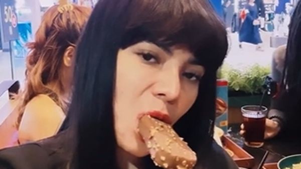 Dinar Candy Doyan Makan Es Krim hingga Jajanan Pasar