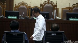 Ekspresi Galumbang Menak Divonis 6 Tahun Penjara Kasus Korupsi BTS