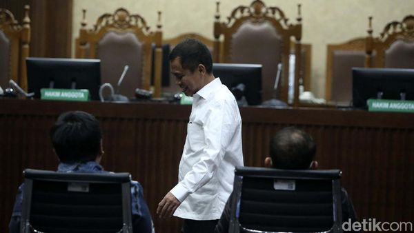 Ekspresi Galumbang Menak Divonis 6 Tahun Penjara Kasus Korupsi BTS
