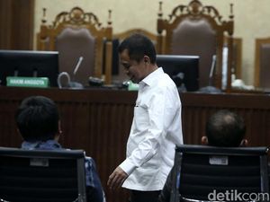Ekspresi Galumbang Menak Divonis 6 Tahun Penjara Kasus Korupsi BTS