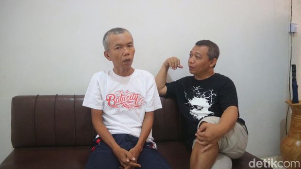 Sukaryo Adiputra (46) pemilik akun Youtube Sinau Hurip bersama Enuh Nugraha di Kudus, Kamis (9/11/2023).