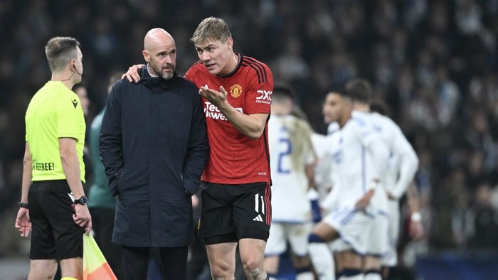 Manchester Uniteds Danish striker #11 Rasmus Hojlund (R) speaks to Manchester Uniteds Dutch manager Erik ten Hag (C) during the UEFA Champions League Group A football match between FC Copenhagen and Manchester United FC in Copenhagen, Denmark on November 8, 2023. (Photo by Jonathan NACKSTRAND / AFP)