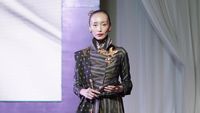 Foto: Wajah Modern Tenun Indonesia Karya Desainer Lokal di Langgam 15 CTI