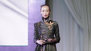 Foto: Wajah Modern Tenun Indonesia Karya Desainer Lokal di Langgam 15 CTI