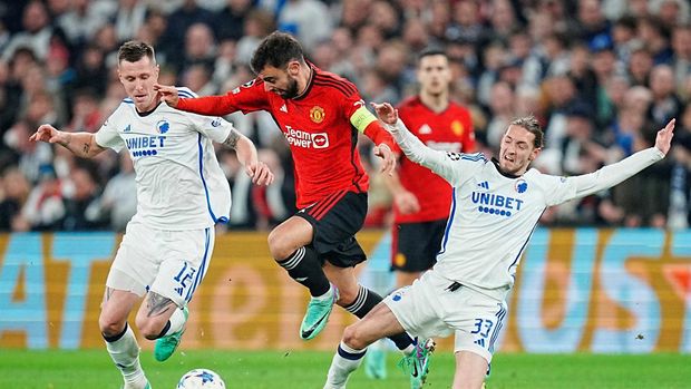 Soccer Football - Champions League - Group A - FC Copenhagen v Manchester United - Telia Parken, Copenhagen, Denmark - November 8, 2023 Manchester United's Bruno Fernandes in action with FC Copenhagen's Lukas Lerager and Rasmus Falk Liselotte Sabroe/Ritzau Scanpix via REUTERS      ATTENTION EDITORS - THIS IMAGE WAS PROVIDED BY A THIRD PARTY. DENMARK OUT. NO COMMERCIAL OR EDITORIAL SALES IN DENMARK.