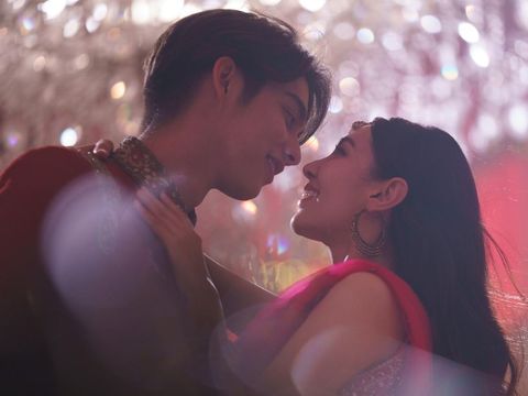 Bella Ranee sebagai Risa, Bright Vachirawit sebagai Tim dalam film Congrats My Ex! (2023). (Prime Video/Sasidis Sasisakulporn)