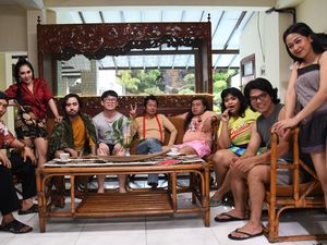 Meromantisasi Keberagaman Hidup di Jakarta, Film Kost Kita Siap Jadi Pelipur Lara