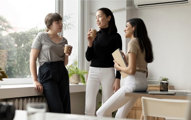 Tiga perempuan sedang berbincang
