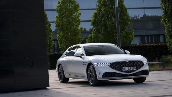 Penampakan Mobil dengan Kap Mesin Terbesar di Dunia