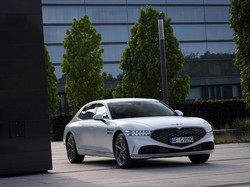 Mobil Ini Diklaim Punya Kap Mesin Terbesar di Dunia