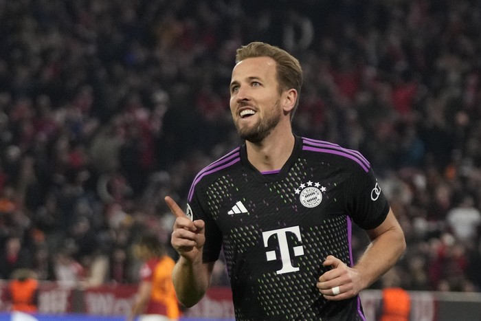 Bayerns Harry Kane, centre, celebrates after scoring his sides second goal during the Champions League group A soccer match between Bayer Munich and Galatasaray at the Allianz Arena stadium in Munich, Germany, Wednesday, Nov. 8, 2023. (AP Photo/Matthias Schrader)