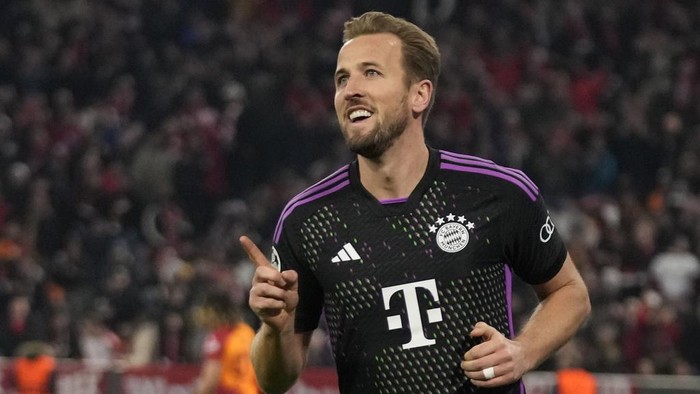 Bayerns Harry Kane, centre, celebrates after scoring his sides second goal during the Champions League group A soccer match between Bayer Munich and Galatasaray at the Allianz Arena stadium in Munich, Germany, Wednesday, Nov. 8, 2023. (AP Photo/Matthias Schrader)