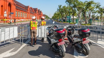 Turis Mabuk Mengamuk di Jalanan, Serang dan Rusak Kendaraan Warga
