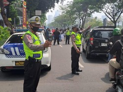 Jalan Gatot Subroto ke Arah Gerbang Pemuda Senayan Macet Imbas Demo
