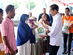 Temui Warga di Purwakarta, Jokowi Pastikan Bantuan Beras Tersalurkan Baik