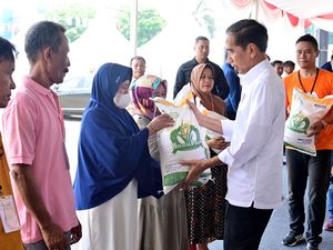 Temui Warga di Purwakarta, Jokowi Pastikan Bantuan Beras Tersalurkan Baik Temui Warga di Purwakarta, Jokowi Pastikan Bantuan Beras Tersalurkan Baik