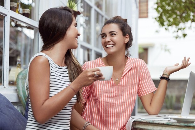 Perempuan sedang mengobrol ceria