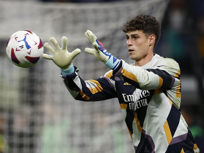 Soccer Football - LaLiga - Real Madrid v Rayo Vallecano - Santiago Bernabeu, Madrid, Spain - November 5, 2023 Real Madrid's Kepa Arrizabalaga during the warm up before the match REUTERS/Juan Medina