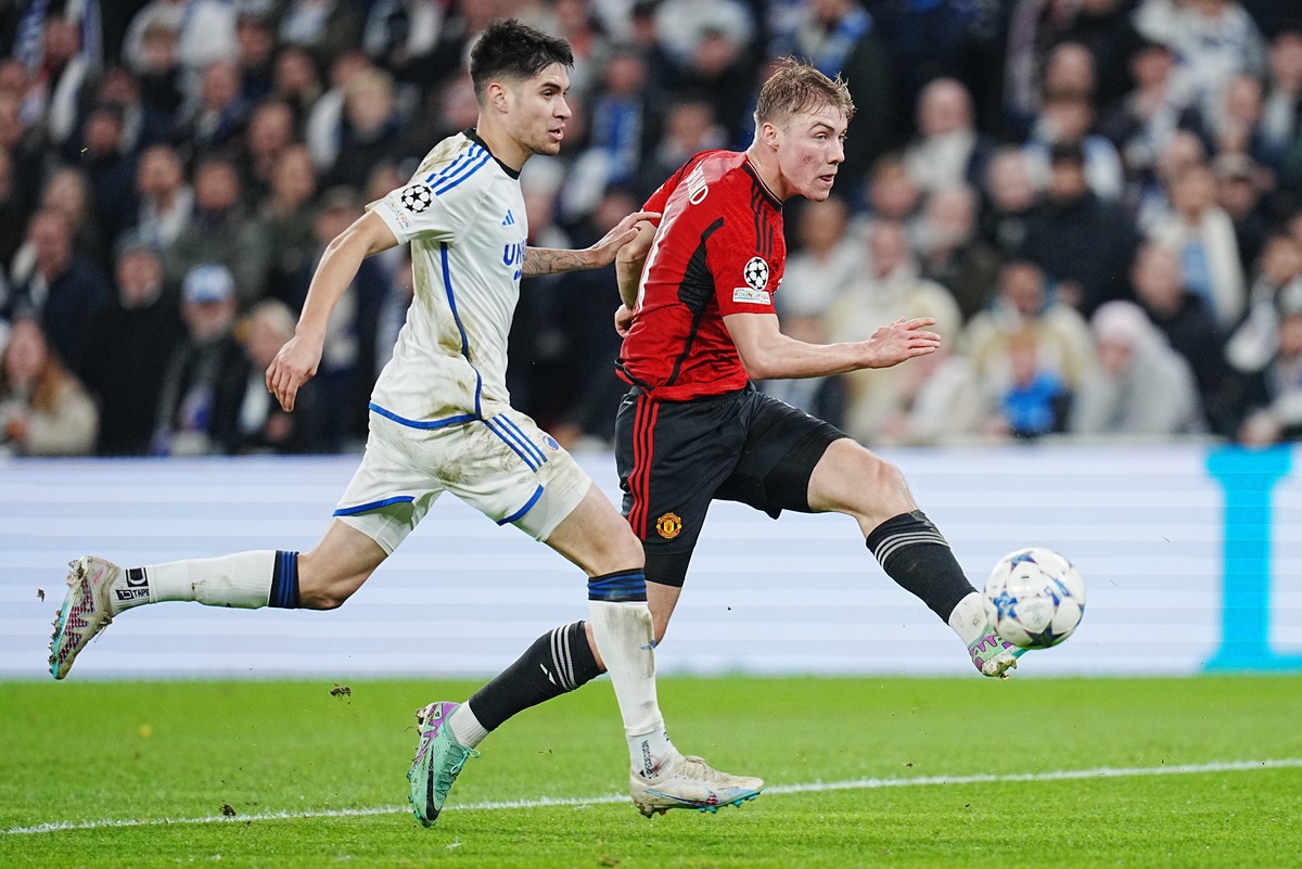 Kevin Diks (kiri) saat menjaga striker MU, Rasmus Hojlund (Foto: AP/Liselotte Sabroe)