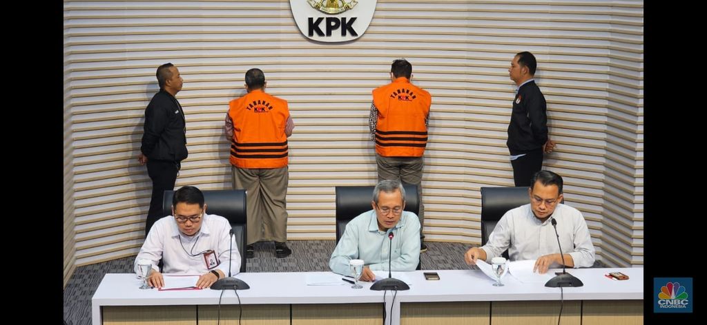 KPK rilis tersangka perkara dugaan gratifikasi perpajakan tahun 2016-2017, Kamis malam (9/11/2023). (CNBC Indonesia/Rosseno Aji Nugroho)
