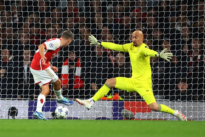 Soccer Football - Champions League - Group B - Arsenal v Sevilla - Emirates Stadium, London, Britain - November 8, 2023 Arsenal's Leandro Trossard scores their first goal past Sevilla's Marko Dmitrovic REUTERS/Hannah Mckay