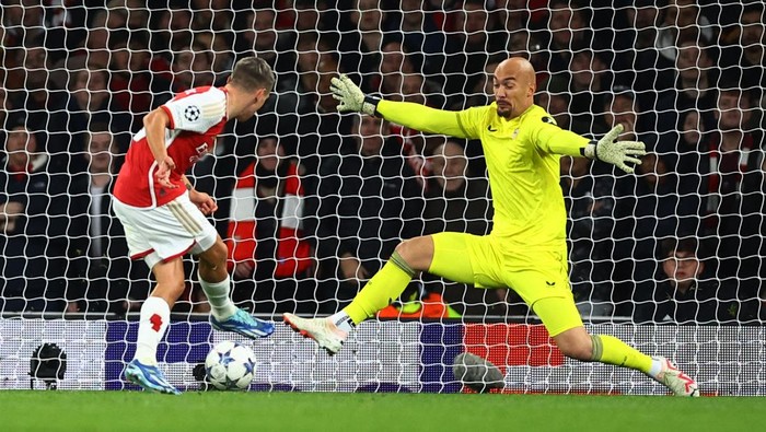 Soccer Football - Champions League - Group B - Arsenal v Sevilla - Emirates Stadium, London, Britain - November 8, 2023 Arsenals Leandro Trossard scores their first goal past Sevillas Marko Dmitrovic REUTERS/Hannah Mckay