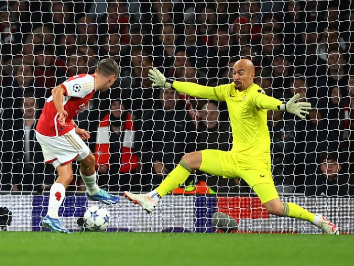 Soccer Football - Champions League - Group B - Arsenal v Sevilla - Emirates Stadium, London, Britain - November 8, 2023 Arsenal's Leandro Trossard scores their first goal past Sevilla's Marko Dmitrovic REUTERS/Hannah Mckay