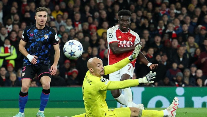 Soccer Football - Champions League - Group B - Arsenal v Sevilla - Emirates Stadium, London, Britain - November 8, 2023 Arsenals Bukayo Saka scores their second goal past Sevillas Marko Dmitrovic REUTERS/Hannah Mckay