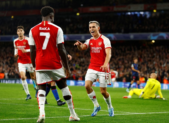 Liga Champions Soccer Football - Champions League - Group B - Arsenal v Sevilla - Emirates Stadium, London, Britain - November 8, 2023 Arsenal's Leandro Trossard celebrates scoring their first goal with Bukayo Saka Action Images via Reuters/Peter Cziborra TPX IMAGES OF THE DAY