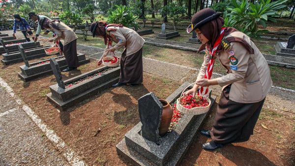 Momen Siswa-siswi Ziarah Nasional Jelang Hari Pahlawan