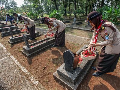 Momen Siswa-siswi Ziarah Nasional Jelang Hari Pahlawan