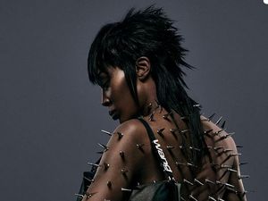 Naomi Campbell Tampil Tanpa Busana untuk Alexander Wang, Tubuh Ditutupi Paku Naomi Campbell Tampil Tanpa Busana untuk Alexander Wang, Tubuh Ditutupi Paku