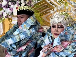Ramai Pengantin di Madura Dapat Kalung Tumpukan Uang dari Tamu, Ini Kisahnya