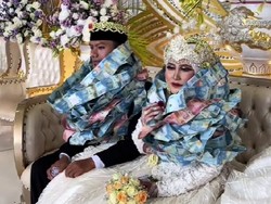 Pernikahan di Madura Viral, Pengantin Dapat Kalung Tumpukan Uang dari Tamu