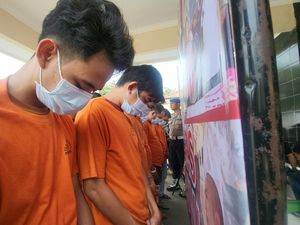Polisi Tangkap 7 Pelaku Terkait Injeksi NIK Kartu SIM di Sukabumi Polisi Tangkap 7 Pelaku Terkait Injeksi NIK Kartu SIM di Sukabumi