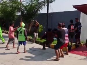 Barbar Warga di Pinrang Terobos Antrean SPBU hingga Adu Jotos dengan Pekerja Barbar Warga di Pinrang Terobos Antrean SPBU hingga Adu Jotos dengan Pekerja