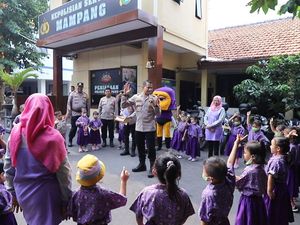 Saat Polsek Mampang Kenalkan Tugas-tugas Polisi ke Anak-anak PAUD